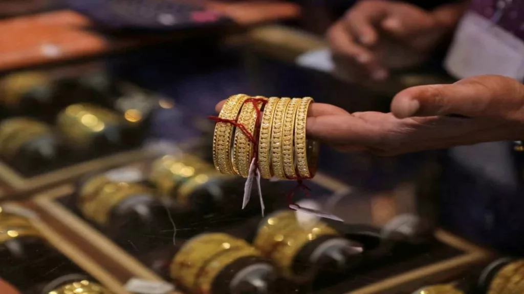 सोमवार को सोने की कीमतों में आया बदलाव, देखिए कितना है आज का भाव 2 20240520 1203586536233888537330270
